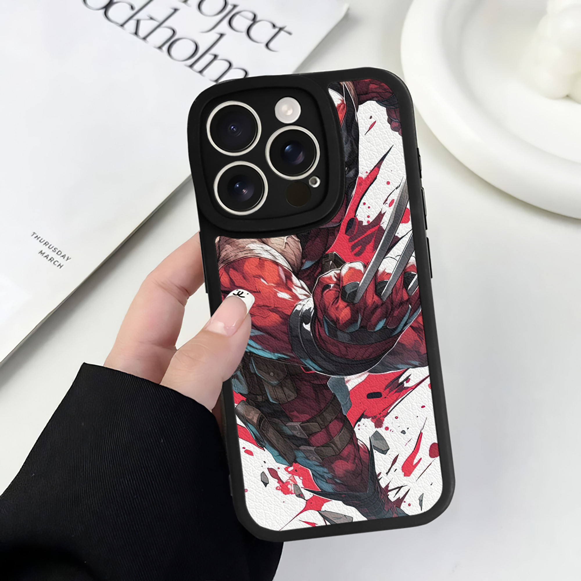 （画像用） Deadpool デッドプール 【iPhone 16シリーズ対応】シリコンスマホケース（レザー調） 材質：シリコン